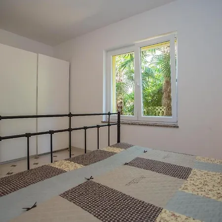 Moderne In Mit Garten Und Terrasse Poreč